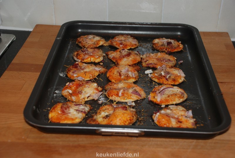 MINI PIZZA - FEESTELIJKE HAPJES MINI PIZZA - FEESTELIJKE HAPJES