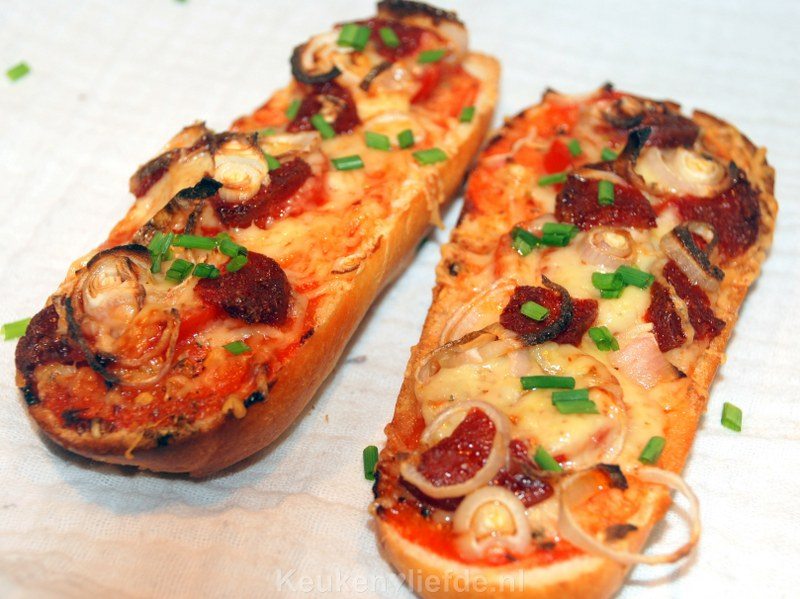 Zelfgemaakt pizzabroodje Zelfgemaakt pizzabroodje