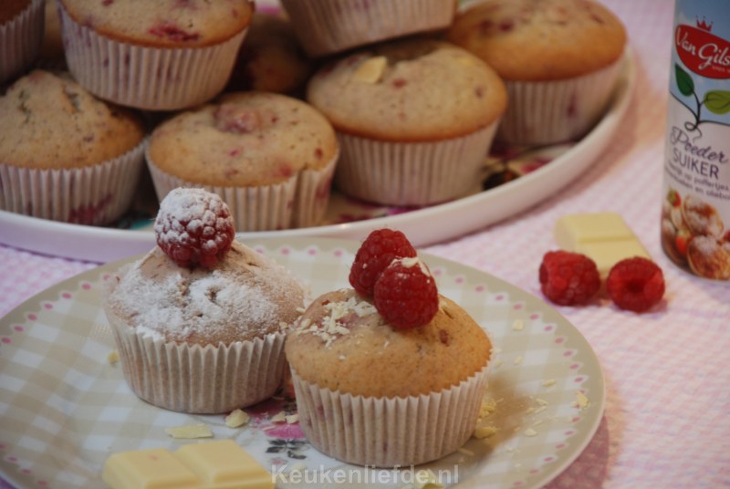 Cupcakes met frambozen en witte chocolade Cupcakes met frambozen en witte chocolade
