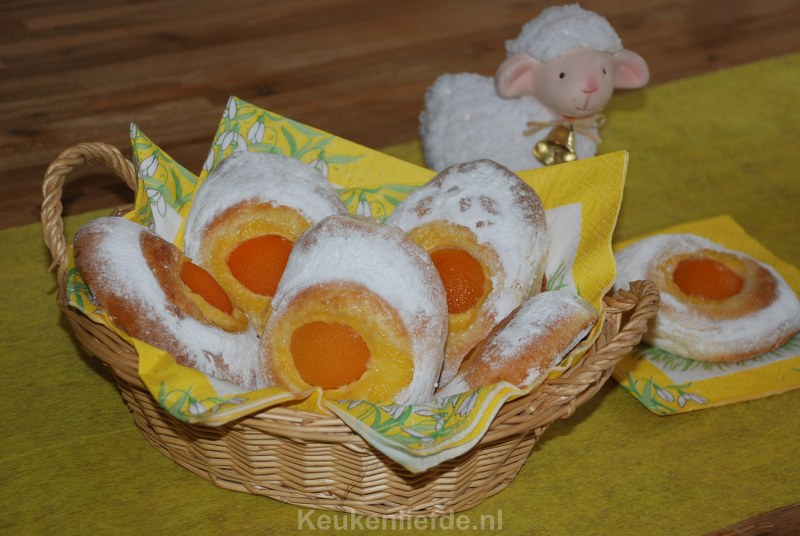 Puddingbroodjes met abrikozeneieren Puddingbroodjes met abrikozeneieren