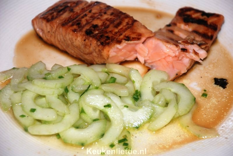 Zalm met teriyakisaus en komkommersalade Zalm met teriyakisaus en komkommersalade