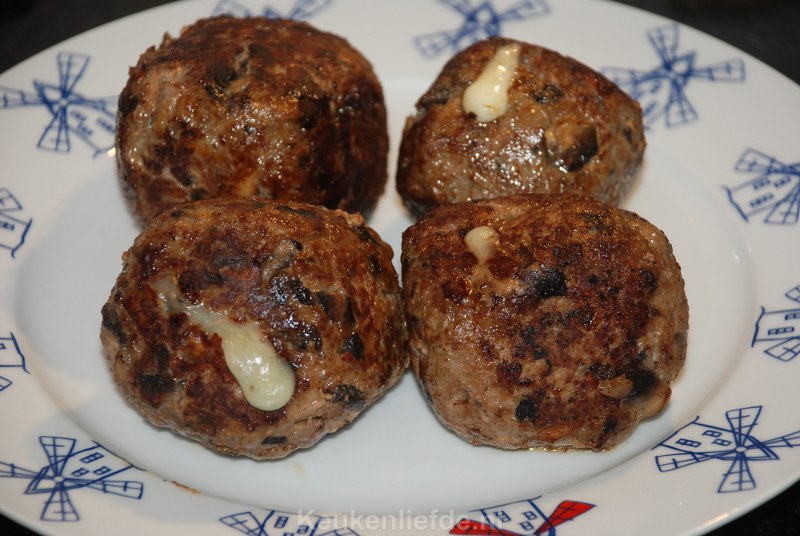 Gehaktbal met een verrassende vulling! Gehaktbal met een verrassende vulling!