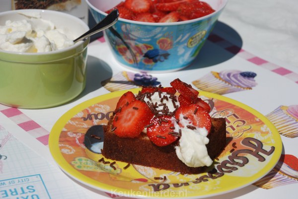 Cake met slagroom, verse aardbeien en hagelslag Cake met slagroom, verse aardbeien en hagelslag