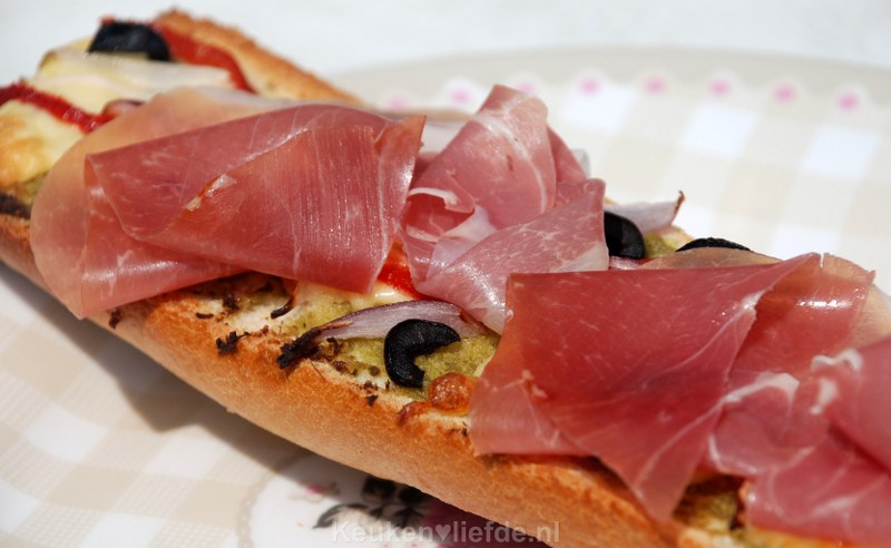 Mediterraans belegd stokbrood 