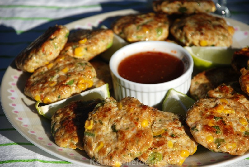 Kip-garnaal-maiskoekjes met chilisausdip