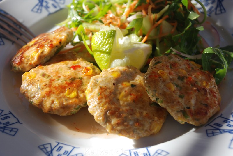 Kip, garnaal, maiskoekjes met chilisausdip