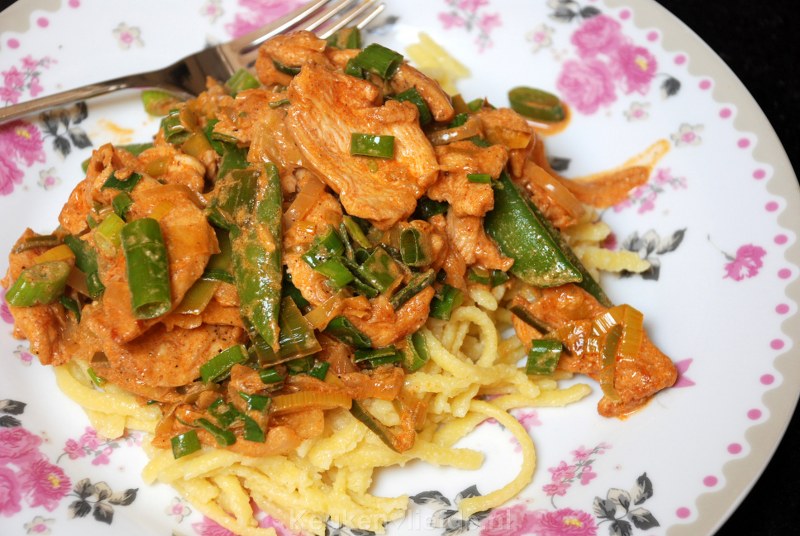 Kip in paprikaroomsaus met spätzle Kip in paprikaroomsaus met spätzle