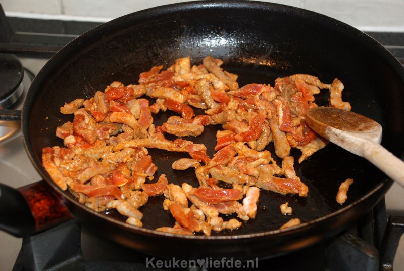 Pizza shoarma met knoflooksaus Pizza shoarma met knoflooksaus