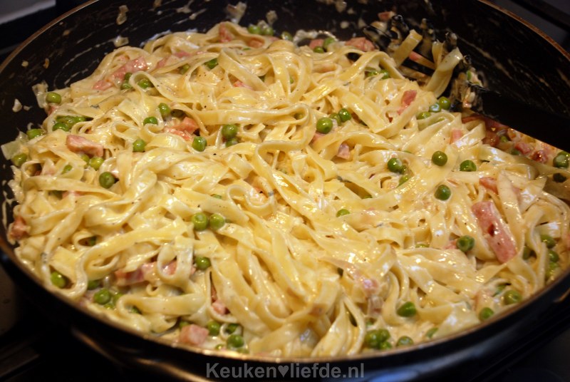 Tagliatelle met doperwten en ham-roomsaus Tagliatelle met doperwten en ham-roomsaus