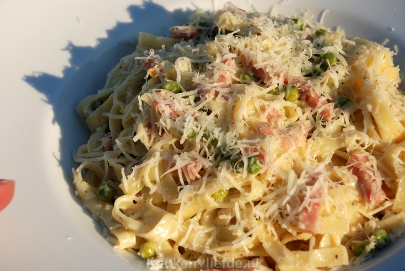 Tagliatelle met doperwten en ham-roomsaus Tagliatelle met doperwten en ham-roomsaus
