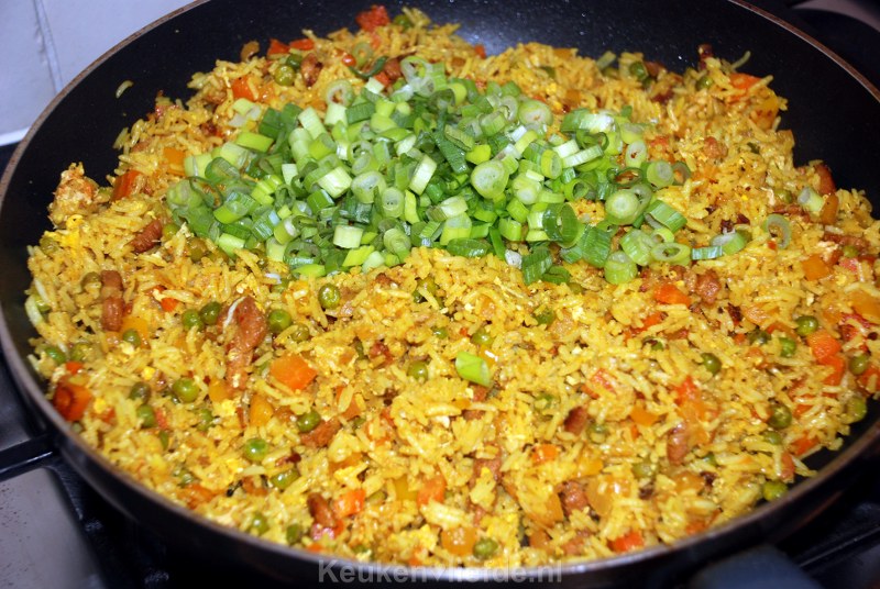 Gebakken gele rijst met ei Gebakken gele rijst met ei