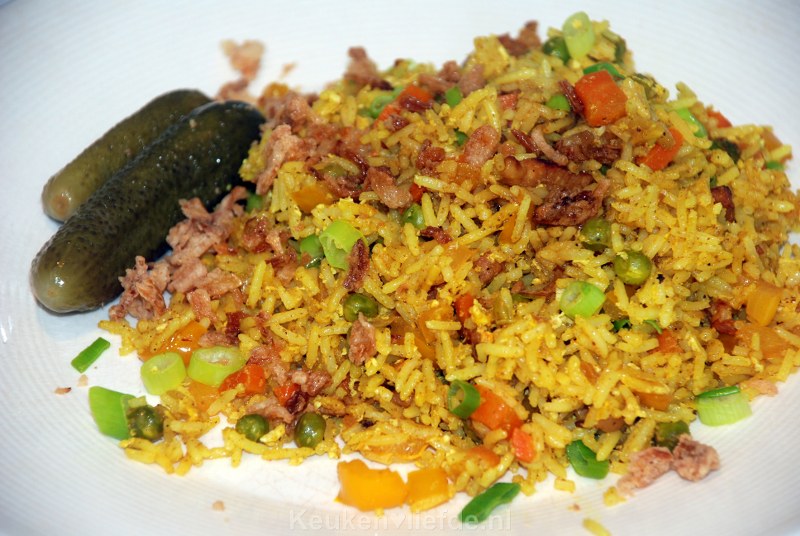 Gebakken gele rijst met ei Gebakken gele rijst met ei