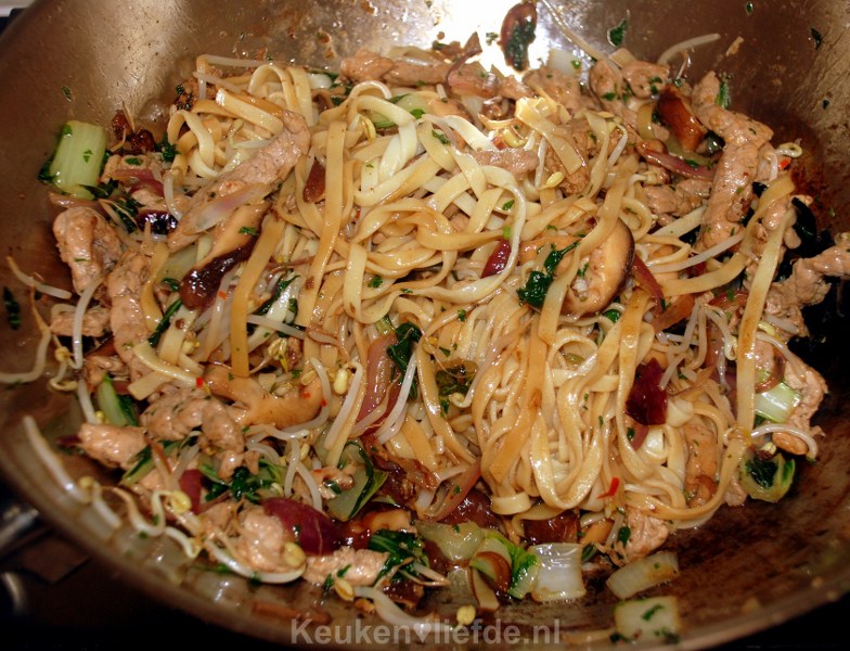 Bami met schnitzelreepjes, paksoi en shiitake Bami met schnitzelreepjes, paksoi en shiitake