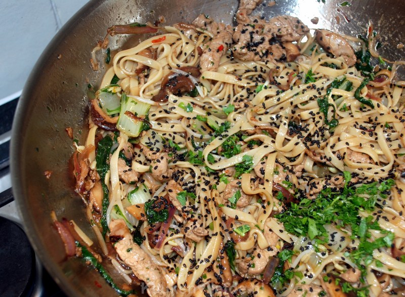 Bami met schnitzelreepjes, paksoi en shiitake Bami met schnitzelreepjes, paksoi en shiitake