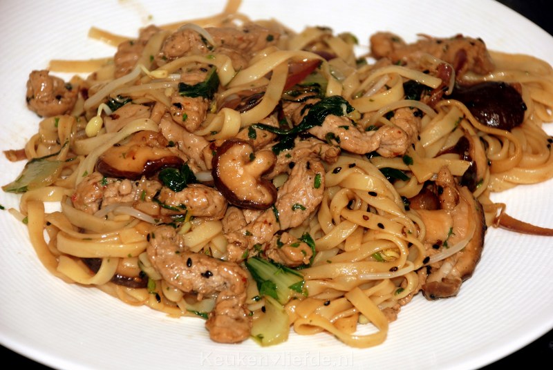 Bami met schnitzelreepjes, paksoi en shiitake Bami met schnitzelreepjes, paksoi en shiitake
