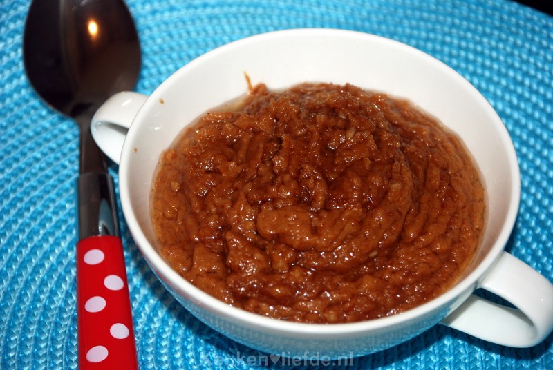 Zelfgemaakte pindasaus