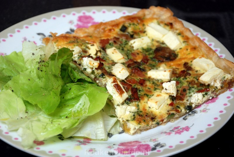 Quiche van het bakblik met feta en tuinkruiden Quiche van het bakblik met feta en tuinkruiden