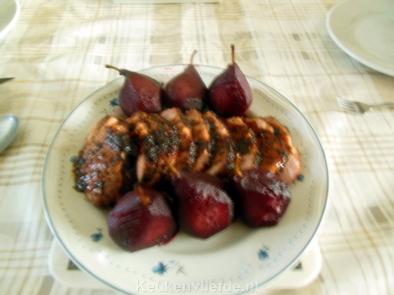 Varkensfiletrollade met salie en stoofperen van Lya Varkensfiletrollade met salie en stoofperen van Lya