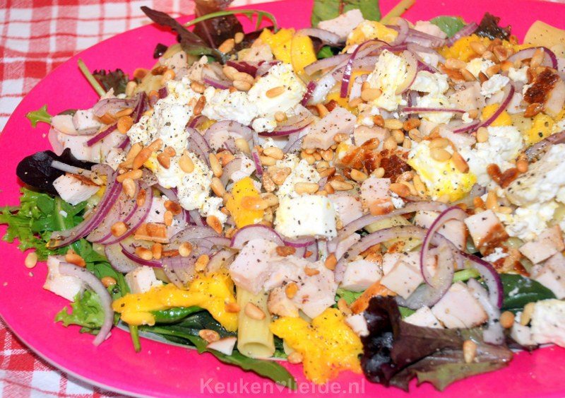 Pastasalade met mango en kip