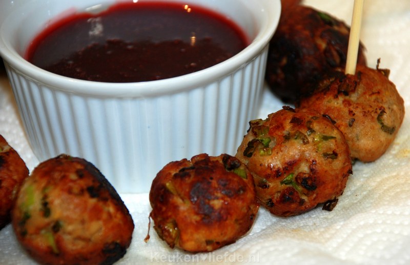 Lekker hapje - Kipballetjes met pruimensaus Lekker hapje - Kipballetjes met pruimensaus