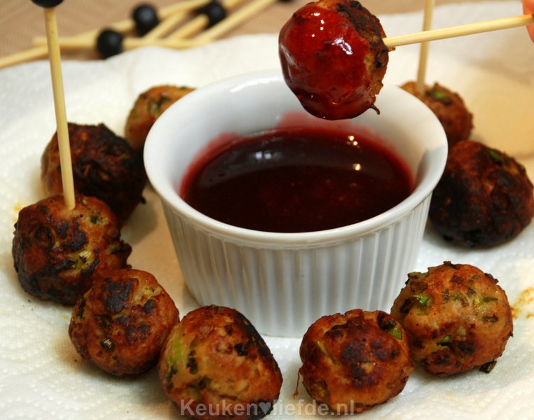Lekker hapje - Kipballetjes met pruimensaus Lekker hapje - Kipballetjes met pruimensaus
