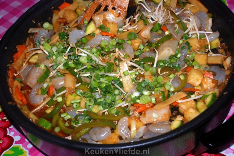 Vis en groenten in zoetzure saus