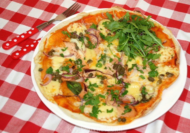 Pizza salmone met rode ui en kappertjes Pizza salmone met rode ui en kappertjes