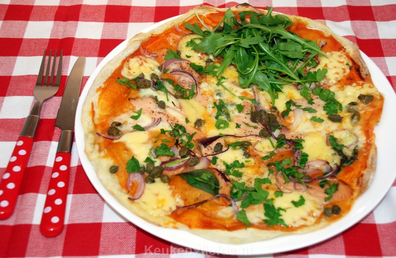 Pizza salmone met rode ui en kappertjes Pizza salmone met rode ui en kappertjes