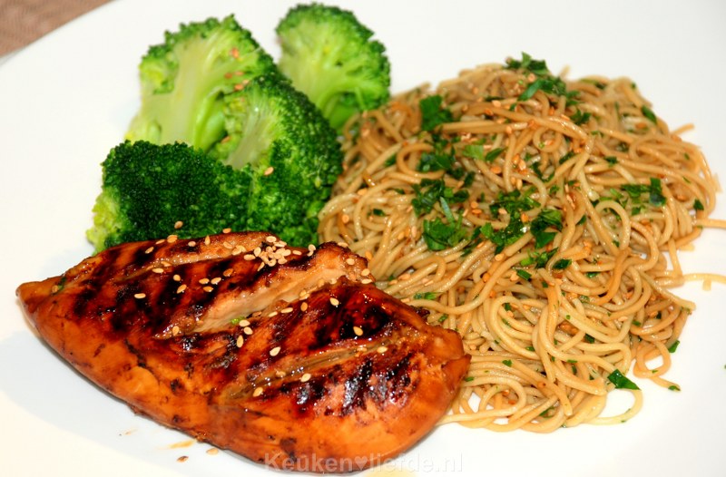 Kip teriyaki met sesamnoedels Kip teriyaki met sesamnoedels