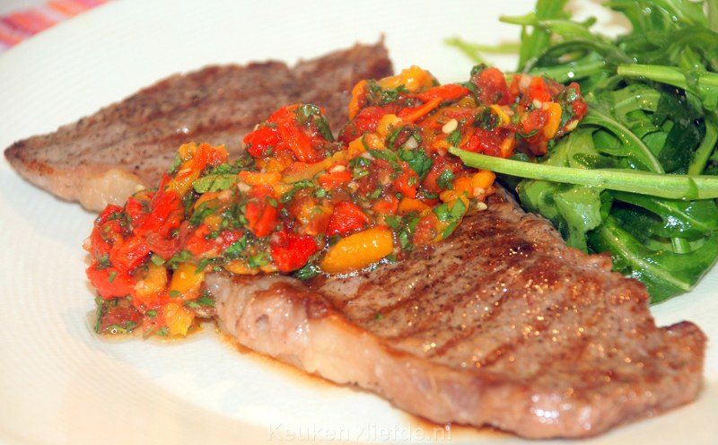 Gegrilde entrecote met spicy chilisalsa Gegrilde entrecote met spicy chilisalsa