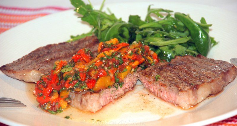 Gegrilde entrecote met spicy chilisalsa Gegrilde entrecote met spicy chilisalsa