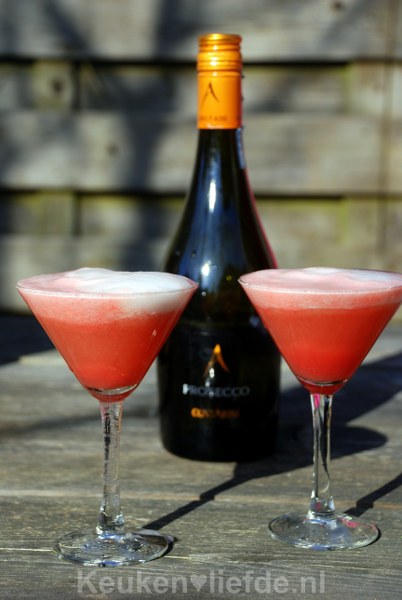 Sexy Flirtini cocktail! Sexy Flirtini cocktail!