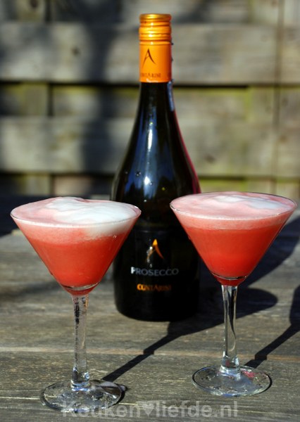 Sexy Flirtini cocktail! Sexy Flirtini cocktail!