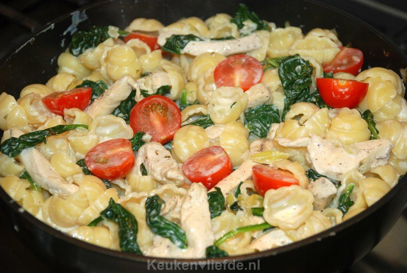 Pasta met boursin, spinazie en kip