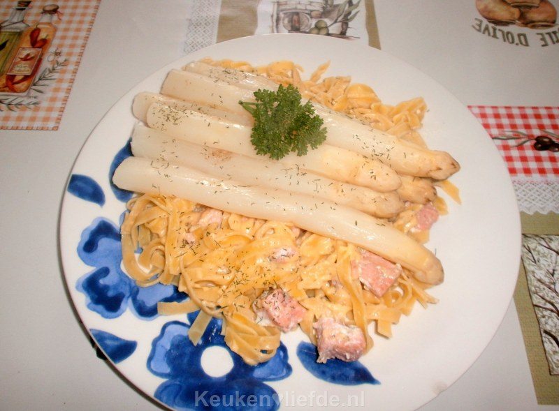 Asperges met zalmfilet, tagliatelle en citroensaus