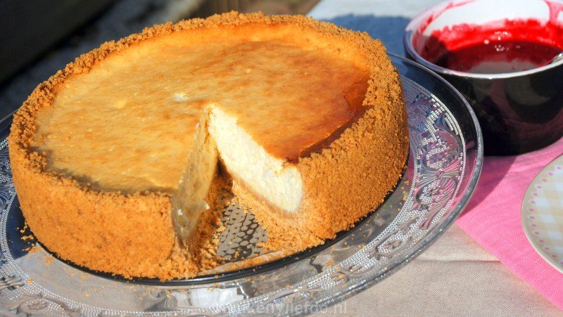 Gebakken kwarktaart met rode vruchtencoulis Gebakken kwarktaart met rode vruchtencoulis