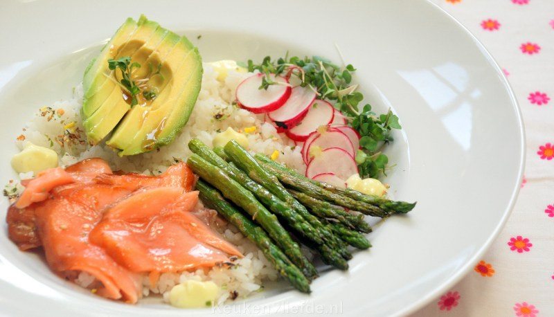 Sushi bowl met groene asperges Sushi bowl met groene asperges