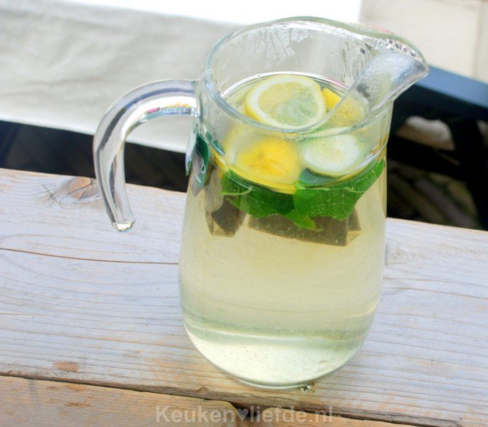 Verkwikkende groene-ijsthee Verkwikkende groene-ijsthee