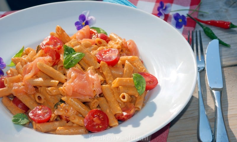 Penne met zalm in cognac-tomatenroomsaus Penne met zalm in cognac-tomatenroomsaus