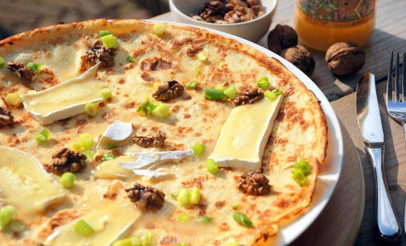Pannenkoek met brie, walnoten en honing Pannenkoek met brie, walnoten en honing
