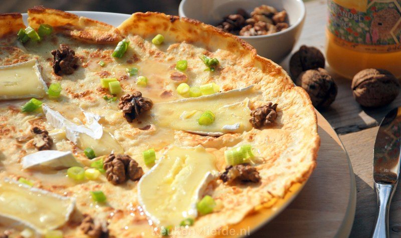 Pannenkoek met brie, walnoten en honing Pannenkoek met brie, walnoten en honing