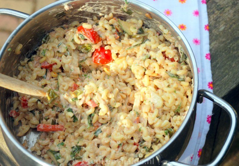 Macaronisalade met tonijn en gegrilde groenten