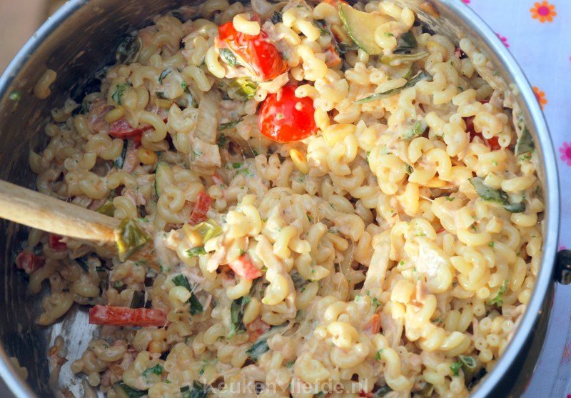 Macaronisalade met tonijn en gegrilde groenten Macaronisalade met tonijn en gegrilde groenten