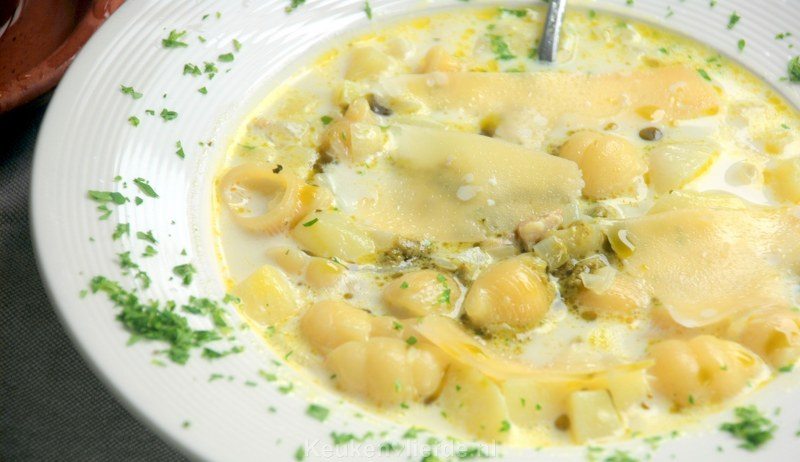 Aardappelsoep met pesto en parmezaan Aardappelsoep met pesto en parmezaan
