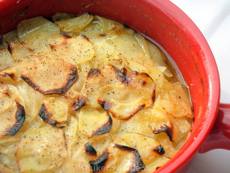 Aardappelgratin met bouillon - pommes boulangère Aardappelgratin met bouillon - pommes boulangère