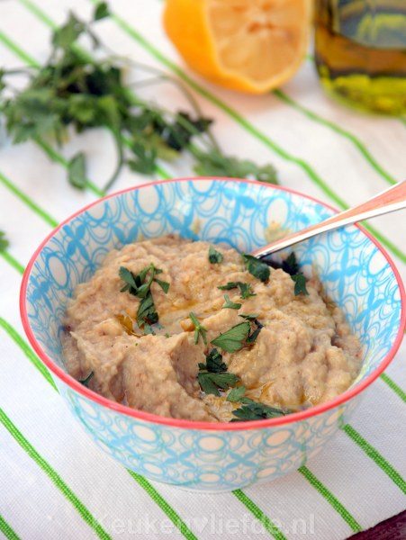 Baba ganoush - vegetarische aubergine-dip Baba ganoush - vegetarische aubergine-dip