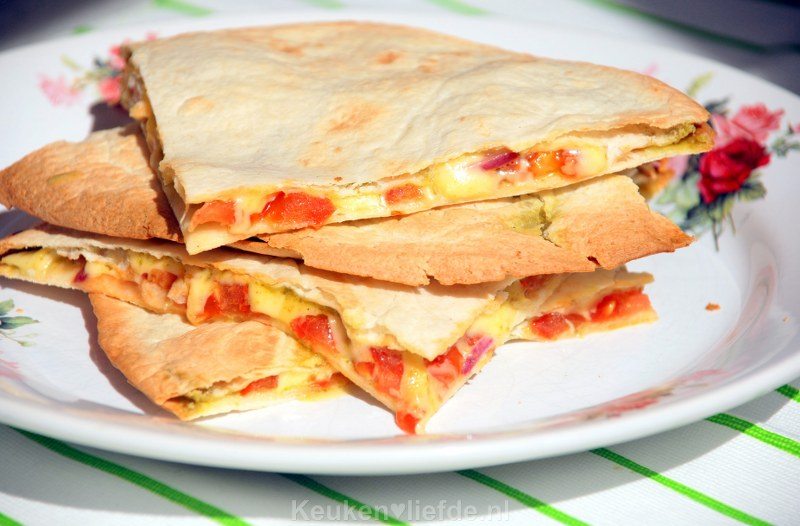 Quesadilla met pesto, kaas en tomaat