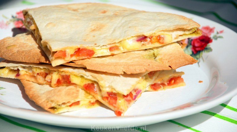 Quesadilla met pesto, kaas en tomaat Quesadilla met pesto, kaas en tomaat