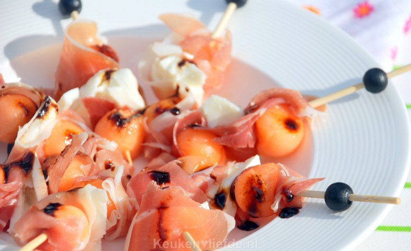 Meloen-prosciutto spiesjes met balsamicosiroop Meloen-prosciutto spiesjes met balsamicosiroop