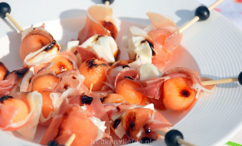 Meloen-prosciutto spiesjes met balsamicosiroop Meloen-prosciutto spiesjes met balsamicosiroop